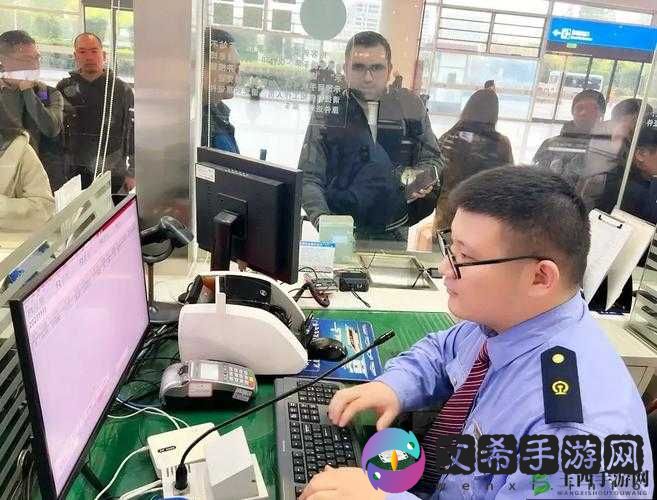 列车上,售票员用手持终端机查票