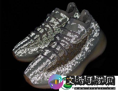 “Yeezy380蜜桃粉反光”：潮流尖端-突破极限的科技狂潮！