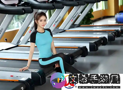 动漫女被 c 扒衣服做小电影