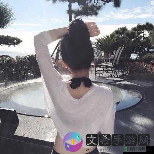 国产福利萌白酱:身着白色旗袍的美丽身影