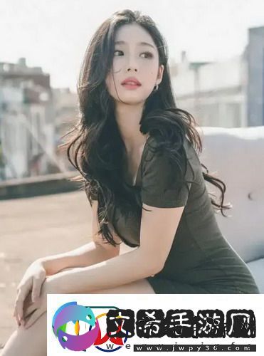 金花瓶楷梅花2：一场花艺与设计的碰撞-展示匠心与美感的完美融合！