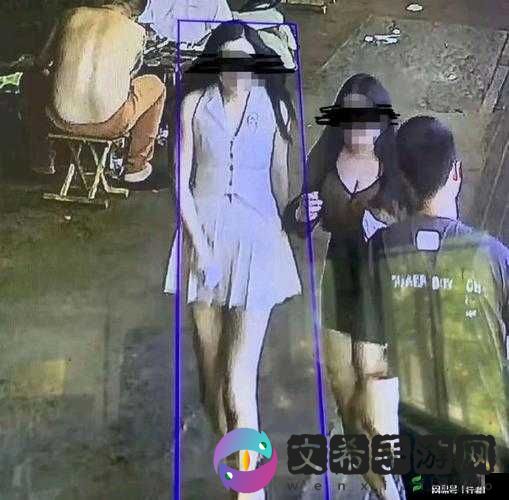 美女脱内裤让男生尿：低俗还是艺术？