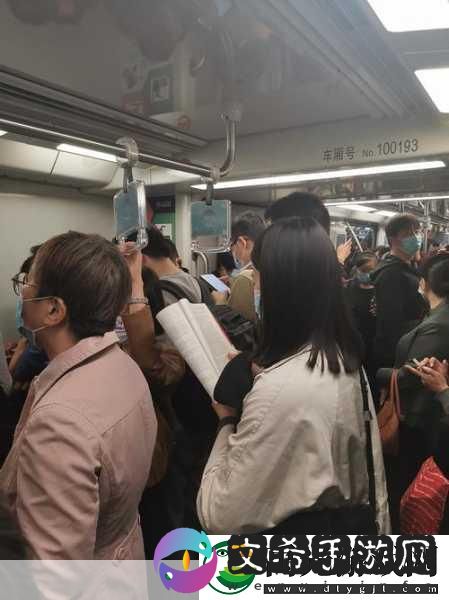 公车上被猛烈的进出：1.-公车上的惊心动魄瞬间：当人潮与冲突相遇！