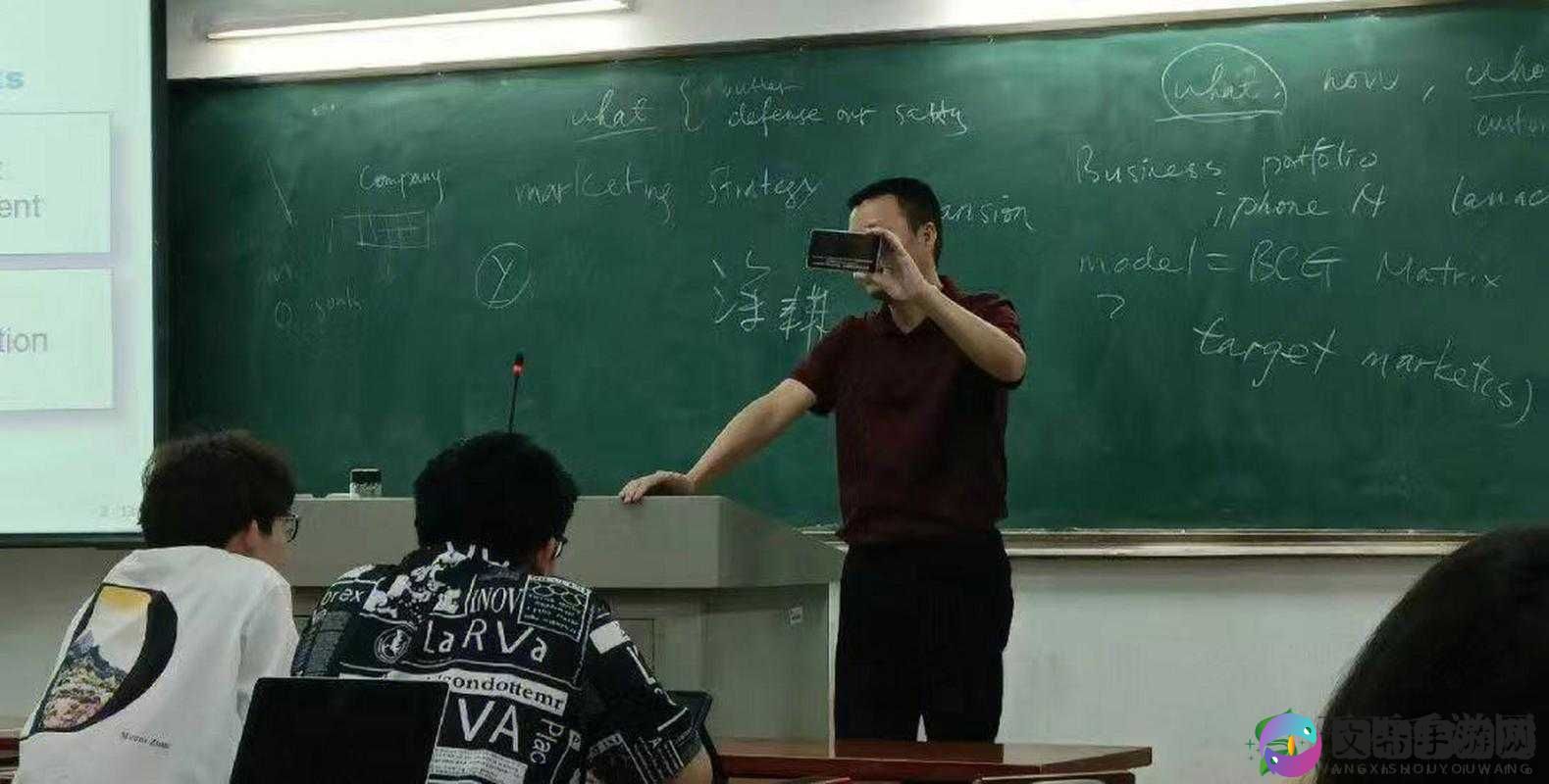 老师上课时竟让我们看这类视频