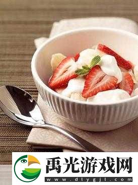 草莓+香蕉+丝瓜+秋葵+香草：1.-健康美味：草莓香蕉丝瓜秋葵香草沙拉！