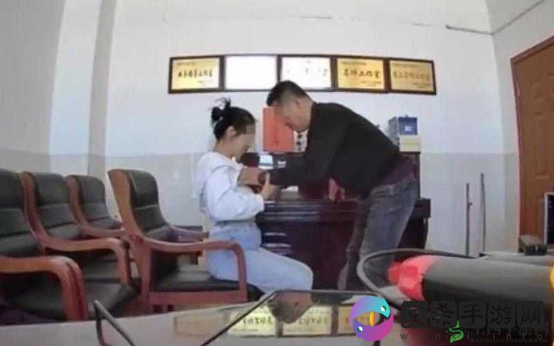 老师含紧一点 h 边做边走白浆视频：师生互动激情四射