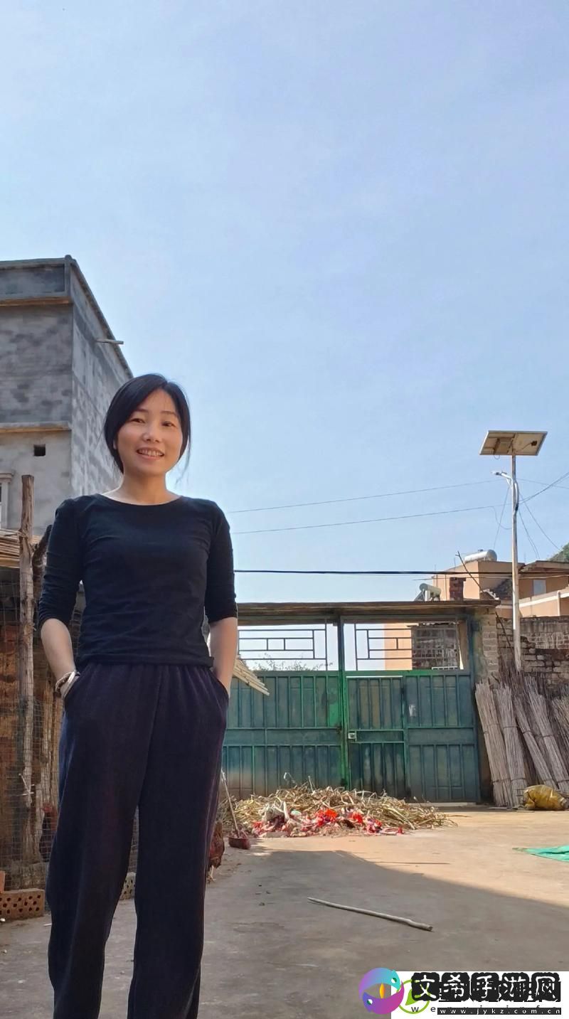 兰姨捂着嘴怕发出声音吵到-友：为爱默默守护的她真让人感动