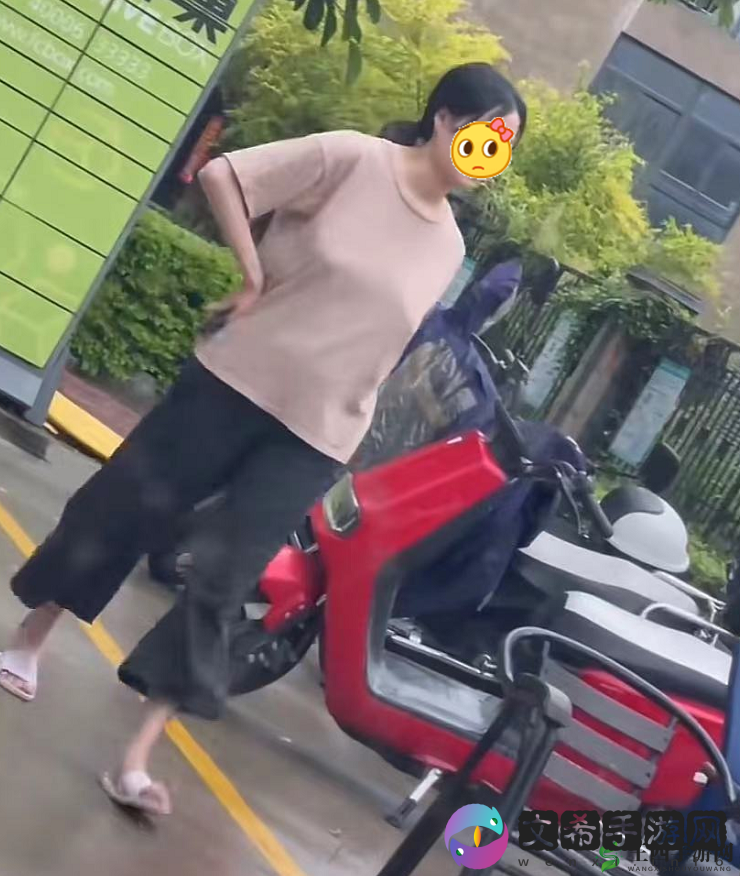 真空下楼取快递被 C 嗯啊:社死现场