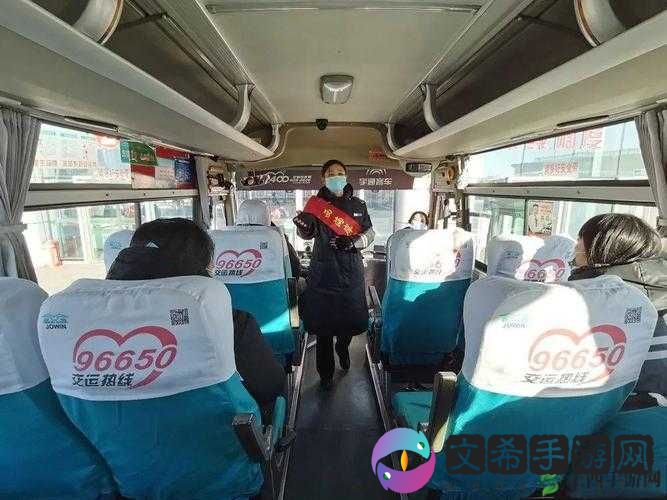 公交车检票员用 B 检票上车：有序服务保出行