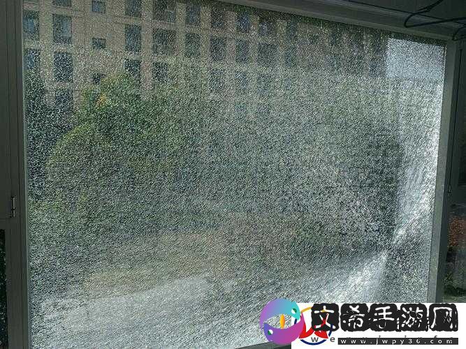 让人痛心的悲剧：9-分-10-秒落地窗头撞玻璃视频