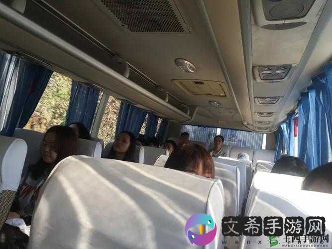 长途汽车旅行安全:如何坐最后一排与陌生人相处